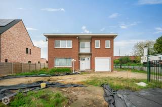 Op een uitstekende locatie in Rumst, vlak bij belangrijke verbindingswegen, bevindt zich deze vrijstaande woning op een royaal perceel van ca. 1.360 m². De woning ligt in woongebied met landelijk karakter en geniet achteraan van een aangename west gerichte tuin. Dankzij de open bebouwing, de ruime grond en de rustige omgeving biedt dit eigendom heel wat mogelijkheden voor wie op zoek is naar ruimte en privacy, met een vlotte bereikbaarheid als extra troef. De woning, gebouwd in 1960, heeft een bewoonbare oppervlakte van ca. 185 m² en is momenteel toe aan een opfrissing.<br /><br />Op het gelijkvloers bevinden zich een inkomhal met toilet, keuken, ruime woonkamer en garage. De eerste verdieping omvat een nachthal, vier slaapkamers en een badkamer met ligbad. In de tuin bevindt zich bovendien een vergunde garage. PVC-ramen met dubbele beglazing en rolluiken zorgen voor extra comfort. De centrale verwarming op aardgas, met een recente Buderus-installatie, en de aanwezige 3-fase elektriciteit vormen alvast interessante technische troeven. Een woning met ruimte, potentieel en een uitzonderlijk groot perceel voor wie zijn handen uit de mouwen wil steken.<br /><br />De energetische renovatieverplichting is van toepassing (EPC-label F – 630 kWh/m²jaar), maar biedt tegelijk de kans om deze ruime gezinswoning volledig naar eigen smaak en hedendaagse normen op te frissen. Ideaal voor wie droomt van vrijstaand wonen met ruimte voor de toekomst!<br /><br />Voor meer informatie, contacteer Bob Quirynen 0476/09 84 85 of neem een kijkje op onze website : www.Boonstravastgoed.be