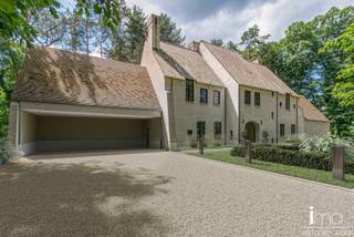 Deze uiterst exclusieve af te werken villa is gelegen in het hartje van Keerbergen, vlakbij het meer en royal Keerbergen golfclub.De woning beschikt...