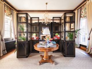 Uniek historisch pand met een totale bewoonbare oppervlakte van ± 793 m² en een tuin van ± 540 m², gelegen in het hart van Mechelen.<br /><br />Momenteel wordt het pand gebruikt als luxueuze interieurshowroom. De gelijkvloerse verdieping, nu ingericht als winkelruimte, biedt de mogelijkheid om te transformeren tot een ruime leefkeuken met diverse woonruimtes, die direct toegang geven tot de tuin. De eerste verdieping beschikt over een keuken, royale eetkamer en leefruimte, ideaal als masterverdieping. Op de bovenste twee verdiepingen bevinden zich een badkamer en drie slaapkamers, waarvan één met een aparte leefruimte. De zuid-oostelijk georiënteerde tuin met een sfeervol winterterras vormt een rustige en aangename buitenruimte.<br /><br />Aanvullend: De tuin is via een aparte ingang aan de achterzijde bereikbaar. De historische gevels kijken uit op de stiltetuin van het Aartsbisschoppelijk Paleis, wat zorgt voor veel lichtinval en een serene omgeving. Optioneel kan het aangrenzende huis aan de linkerzijde erbij worden gekocht.<br />Dit pand leent zich uitstekend voor diverse woonconcepten: van een stijlvolle gezinswoning tot een combinatie van wonen en werken, bijvoorbeeld met een dokterspraktijk aan huis.<br /><br />Mechelen biedt een prachtige mix van historische charme, culturele levendigheid en moderne faciliteiten, gunstig gelegen tussen de grote steden Brussel en Antwerpen.<br /><br />Voor meer informatie of een bezichtiging kunt u contact opnemen met Merva Marasligil via +32 (0) 484 96 35 94.