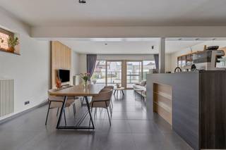 RUIM GELIJKVLOERS APPARTEMENT 118M² MET 2 SLAAPKAMERS EN  GROOT TERRASGelegen op het gelijkvloers van een verzorgde, kleinschalige residentie in het...