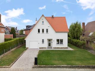 In de gegeerde en residentiële wijk Ter Elst vlakbij IMEC en Gasthuisberg bevindt zich deze alleenstaande villa, die met bijzonder veel aandacht voor kwaliteit en detail in 2026 volledig werd gerenoveerd. De woning combineert een stijlvolle, hedendaagse uitstraling met hoogwaardige materialen, een uitstekende energieprestatie (EPC A) en een bijzonder aangenaam wooncomfort. Dankzij onder meer een warmtepomp, zonnepanelen en een ventilatiesysteem D is de woning bovendien uitgerust met moderne en energiezuinige technieken. <span><span><span><span><span><span><span><span><span>Bij binnenkomst wordt u verwelkomd in een lichtrijke inkomhal met ingemaakte kasten en een gastentoilet. De woning beschikt over een bijzonder ruime en indrukwekkend afgewerkte keuken, waar hoogwaardige materialen centraal staan. De prachtige natuursteen, verfijnde gouden accenten en stijlvolle afwerking zorgen voor een luxueuze uitstraling, terwijl er voldoende ruimte is voor een ruime eettafel. Aansluitend bevindt zich de royale leefruimte, die dankzij de grote raampartijen geniet van een aangename lichtinval en rechtstreeks toegang biedt tot de tuin. </span></span></span></span></span></span></span></span></span><span><span><span><span><span><span><span><span><span>Op de eerste verdieping bevinden zich drie slaapkamers, waaronder de master met en suite badkamer. Daarnaast beschikt deze verdieping over een tweede badkamer, uitgerust met een ligbad, en een afzonderlijk toilet. </span></span></span></span></span></span></span></span></span><span><span><span><span><span><span><span><span><span>De tweede verdieping biedt nog twee volwaardige slaapkamers en een aparte technische ruimte. Hierdoor beschikt de woning in totaal over vijf slaapkamers.</span></span></span></span></span></span></span></span></span><span><span><span><span><span><span><span><span><span>Tevens inpandige garage en kelder aanwezig. </span></span></span></span></span></span></span></span></span><span><span><span><span><span><span><span><span><span>Achteraan bevindt zich een volledig aangelegde tuin met een gezellig terras, een heerlijke plek om in alle rust en privacy te genieten van het groen. </span></span></span></span></span></span></span></span></span><span><span><span><span><span><span><span><span><span>De woning werd doorheen het hele traject hoogwaardig afgewerkt, met onder meer stijlvolle parketvloeren, kwalitatieve maatkasten en oog voor de kleinste details. De combinatie van ruimte, licht, hoogwaardige materialen, vloerverwarming, hedendaagse technieken en de uitstekende EPC-score A maakt van deze villa een bijzonder aantrekkelijke en instapklare gezinswoning in een gegeerde woonomgeving.</span></span></span></span></span></span></span></span></span> Interesse? Contacteer ons via info@homies.be of 016 22 82 22 voor meer informatie of een bezoek ter plaatse. HOMIÉS an Eye for Immo<br /> 