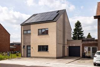 <p><span><span>Deze energiezuinige halfopen bebouwing, gebouwd in 2007, is gelegen in de Breendonkstraat te Willebroek. </span></span></p><p><span><span>Bij het betreden van de woning komt u in een inkomhal met vestiaire en gastentoilet. De lichtrijke woonkamer geniet van een aangenaam zicht op de tuin en biedt directe toegang tot het terras. Aansluitend bevindt zich de volledig ingerichte keuken. Naast de keuken is er een praktische bergruimte met veel opbergruimte. Verder beschikt het gelijkvloers over een garage met een automatische poort en plaats voor wasmachine en droogkast. Daarnaast zijn er ook meerdere parkeermogelijkheden voorzien voor de woning. </span></span></p><p><span><span>Op de eerste verdieping bevinden zich drie slaapkamers en een badkamer. Via een uittrekbare trap bereikt u de zolderverdieping, die tal van mogelijkheden biedt voor het creëren van een extra slaapkamer, kantoor, hobbyruimte of als extra opslagruitme.  In de zonnige tuin is het  aangenaam vertoeven in alle rust en privacy. De woning is uitgerust met 14 zonnepanelen. </span></span></p>