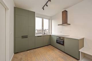 <p><strong>Charmant en Lichtrijk Appartement op bovenste verdieping.</strong></p><p> </p><p></p><p></p><p>Dit recent vernieuwde appartement combineert authentieke charme met hedendaags wooncomfort. De hoge plafonds, originele plankenvloer en grote raampartijen creëren een warme, lichtrijke en uitnodigende leefomgeving. De ruime living vormt het hart van de woning en baadt in het natuurlijke licht. De vernieuwde keuken is praktisch ingericht en voorzien van moderne toestellen. Aansluitend bevindt zich een handige berging. De badkamer is stijlvol afgewerkt en beschikt over een inloopdouche, toilet en wastafel. De slaapkamer is ruim en rustig gelegen, ideaal voor een goede nachtrust. Gelegen op de bovenste verdieping, geniet u van maximale rust en geen bovenburen.</p><p> </p><p>Tot slot is er nog een kelderberging aanwezig.</p><p> </p><p></p><p></p><p>Het appartement is gunstig gelegen aan de rand van Antwerpen. U woont hier in een rustige straat met een uitstekende bereikbaarheid. Winkels, openbaar vervoer en de belangrijkste invalswegen bevinden zich op korte afstand.</p><p> </p><p></p><p></p><p><strong>TROEVEN</strong></p><p>+ Hoge plafonds en originele plankenvloer</p><p>+ Veel lichtinval dankzij grote raampartijen</p><p>+ EPC B</p><p>+ Asbestveilig</p><p>+ Geen gemeenschappelijke kosten</p><p>+ Elektriciteit conform AREI</p><p>+ Recent vernieuwd met behoud van charme</p><p>+ Privatieve kelderberging</p>