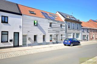 Deze goed onderhouden woning met 3 slaapkamers en tuin treffen we in het centrum van Berchem, deelgemeente van Kluisbergen! Zeer rustig gelegen, met tal van voorzieningen in de buurt en een vlotte bereikbaarheid. <br /><br />De<strong> indeling </strong>van de woning is als volgt:<br />We betreden de woning langs de inkomhal waar er ruimte is voor een kleine vestiaire.<br />Vervolgens beschikt de woning over een ruime geïnstalleerde keuken met ruimte voor een gezellige eethoek, die in verbinding staat met de gezellige woonkamer. De lichtrijke zithoek sluit aan op de <strong>onderhoudsvriendelijke tuin</strong>. Verder is er op het gelijkvloers nog een wasplaats aanwezig met apart gastentoilet. <br /><br />Op de eerste verdieping zijn er <strong>2 slaapkamers</strong> aanwezig en een badkamer voorzien van toilet, wastafel en ligbad. Via de vaste trap bereiken we de zolderkamer die is ingericht en dient als <strong>master bedroom</strong>.<br /><br />Kenmerken:  <strong>EPC B-LABEL</strong>, 3 slaapkamers, momenteel verhuurd...<br />Ideale investeringseigendom of starterswoning!<br /><br />Meer info? Contacteer Kyamo De Smet: 0479 06 13 71 of kyamo@immoroman.be