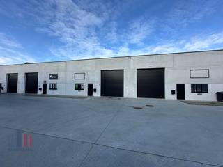 KMO-unit van 277 m² met 2 privatieve parkeerplaatsen te huur. Fenomenaal gelegen langs de bedrijvige Kortrijkseweg (N43) met een vlotte...