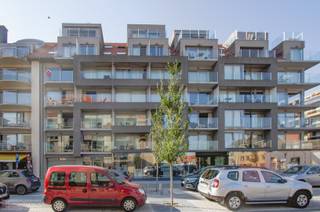 Dit appartement heeft zo veel troeven! Laat ons beginnen bij het grootste vastgoedcliché; de locatie, het belangrijkste aspect bij de aankoop van een...