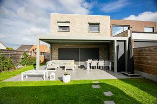 Op zoek naar een instapklare, moderne woning waar comfort en rust centraal staan? Deze woning met 3 volwaardige slaapkamers biedt àlles wat u nodig heeft voor zorgeloos wonen. Een absolute buitenkans!<br /><br />Een doordachte inrichting en kwalitatieve voorzieningen zorgen binnen voor een uitzonderlijk wooncomfort: vloerverwarming, zonnepanelen, rolluiken, screens, domotica, inbouwkasten en inbouwdressing, airco, ventilatie D, ruime berging naast keuken, polyvalente ruimte, ...<br /><br />Buiten wacht een prachtige westgerichte tuin met verzicht. Ideaal om te genieten van zonnige dagen, zonsondergangen en lange zomeravonden.<br />Het ruime terras, de stijlvolle terrasoverkapping, het praktische tuinhuis en robotmaaier maken het luxueuze buitenleven compleet.<br /><br />Troeven:<br />+ Zonnepanelen<br />+ Warmtepomp<br />+ Vloerverwarming<br />+ EPC A+ (E19)<br />+ Instapklaar en perfect onderhouden<br />+ Ruime oprit (4 auto's)<br />+ Master bedroom met dressing (Camber)<br />+ Ventilatie D<br />+ Airco in leefruimte en alle slaapkamers<br />+ Domotica (NHC)<br />+ Westgerichte tuin en terras met veel privacy<br />+ Tuinhuis met veel bergruimte<br />+ Hyperuitgeruste terrasoverkapping (Renson)<br />+ Screens, rolluiken en vliegenramen<br />+ Regenwaterput 7.500l<br />+ Elektriciteit conform<br />+ Vrij bij akte<br /><br />Een woning waar werkelijk aan alles is gedacht.<br />Hier geniet u vanaf dag één van ruimte, privacy, comfort en een zorgeloze toekomst. Maak snel een afspraak en ontdek waarom deze woning de ideale plek is om thuis te komen. Mis deze kans niet!<br /><br />Afspraak via Dewaele.com of 0472/18.38.39<br /><br />De algemene voorwaarden van Dewaele DIY kunt u steeds raadplegen via dewaele.com.<br /><br />Bestuursmaatregelen in het maatregelenregister: in aanvraag