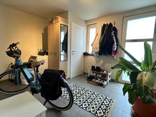 Deze gezellige en volledig gerenoveerde rijwoning is gelegen in de Tolhuizenstraat, een rustige straat binnen de ring van Leuven. Dankzij haar uitstekende ligging bevindt u zich op wandelafstand van het bruisende stadscentrum, met winkels, horeca, scholen en openbaar vervoer binnen handbereik. Bovendien geniet u van een vlotte verbinding naar de E314 en bevindt UZ Leuven Campus Gasthuisberg zich op fietsafstand.<br />De woning werd tussen 2016 en 2017 volledig gerenoveerd en is instapklaar. Op het gelijkvloers beschikt u over een ruime inkomhal met plaats voor een vestiaire en fietsen, een gastentoilet, een open keuken met eethoek en een gezellige leefruimte die rechtstreeks toegang biedt tot het charmante stadstuintje met terras, waar het aangenaam vertoeven is.<br />Op de eerste verdieping bevindt zich een ruime slaapkamer en een verzorgde badkamer uitgerust met een douche, dubbele wastafel en toilet. De tweede verdieping herbergt een tweede volwaardige en ruime slaapkamer. Daarnaast is de woning gedeeltelijk onderkelderd, wat zorgt voor extra praktische bergruimte.<br />Ook op technisch vlak scoort deze woning uitstekend: EPC-label B, een conforme elektrische installatie en asbestveilig.<br />Kortom, een ideale woning voor starters, jonge gezinnen, investeerders of iedereen die op zoek is naar comfortabel wonen op een rustige maar uiterst centrale locatie in Leuven. Een echt toppand op een toplocatie dat zeker uw bezoek waard is.
