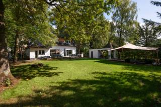 In de gegeerde Poeldreef in de wijk Hoogboom te Kapellen vind u deze vrijstaande villa op een perceel van 1.147 m². Het huis ademt licht en rust uit, de schuiframen verbinden de leefruimte naadloos met het terras en de groene tuin, waardoor binnen en buiten één geheel vormen. De woning werd in 2022 met smaak gerenoveerd. De strakke zwarte keuken met eiland en veel bergruimte is het kloppend hart van de woning. De badkamer kreeg dezelfde hedendaagse upgrade met een comfortabele inloopdouche en een dubbel wastafelmeubel.Op de verdieping tellen we 3 volwaardige slaapkamers en 1 slaapkamer die verder afgewerkt moet worden, ideaal voor een gezin, thuiswerk of gasten.Extra opslag is voorzien via de bergzolder (toegankelijk via een luik). De inpandige garage is vandaag ingericht als fitness, maar kan even goed dienst doen als atelier, hobbyruimte of opnieuw als garage. Buiten geniet je van een ruime, kindvriendelijke zuidwest gerichte tuin.Praktisch en zuinig wonen staat hier centraal: EPC B.De ligging is heerlijk rustig en groen, tegelijk centraal met scholen en openbaar vervoer binnen wandelafstand. Het centrum van Kapellen en Brasschaat is vlot bereikbaar met het openbaar vervoer. Weergegeven oppervlakte is overgenomen van het EPC - attest en louter indicatief.Wil jij het pand bezichtigen, contacteer dan onderstaande gegevens.☎️ 0468/56.94.08✉️ nils@lefevervastgoed.be💬 Stuur een berichtje