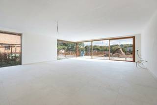 AANKOOP AAN 6% BTW MOGELIJK<br /><br />Laatste woning beschikbaar<br /><br />Ontdek dit exclusieve project op toplocatie nabij het centrum van Hingene. Alles wat je nodig hebt bevindt zich op wandelafstand.<br /><br />Dit project omvat twee unieke halfopen woningen, met een ruime bewoonbare oppervlakte van maar liefst 306 m² en een high-end afwerking die klasse en comfort uitstraalt.<br /><br />Op het gelijkvloers vinden we een inkomhal met vestiaire en toilet, een open leefruimte met keuken, eetplaats en zitruimte en een praktische berging. De grote raampartijen zorgen voor overvloedig daglicht.<br /><br />Op de eerste verdieping zijn er drie slaapkamers, waarvan één met dressing en ensuite douchekamer, een badkamer met dubbele lavabo, ligbad en douche en een apart toilet.<br /><br />De vaste trap geeft toegang tot de volledig afgewerkte zolder.<br /><br />Elke woning beschikt over een oprit en een zuidgerichte tuin. Indien gewenst kan je een magazijn bouwen in de achtertuin.<br /><br />De woningen zijn BEN (E10), waardoor je voor 5 jaar geniet van een vrijstelling van onroerende voorheffing.<br />Er wordt gebruik gemaakt van een warmtepomp, vloerverwarming met actieve koeling overal, zonnepanelen, ventilatie type D en super isolerende beglazing.<br /><br />Bovendien zijn er ruime budgetten voorzien waardoor je de woning helemaal kan afstemmen op jouw stijl en voorkeuren.<br /><br />Een ideale mix van stijlvol wonen, duurzame technieken en een uitstekende ligging.<br /><br />Wil je meer informatie over dit project?<br />Neem gerust contact op via yordi@julimmo.be of 0473 76 18 07.