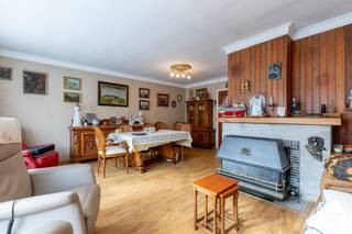 Deze woning met <strong>drie</strong> <strong>slaapkamers</strong>, gelegen in een <strong>rustige</strong> en <strong>aangename</strong> <strong>buurt</strong>, biedt <strong>tal</strong> <strong>van</strong> <strong>mogelijkheden</strong> voor wie op zoek is naar een <strong>renovatieproject</strong> met potentieel. Dankzij de beschikbare ruimtes is het bovendien perfect mogelijk om <strong>extra</strong> <strong>slaapkamers</strong> te <strong>creëren</strong>, onder andere op de zolderverdieping.<br /><br /><u>Indeling</u><br /><u>Gelijkvloers</u>: garage, bureau, praktische berging met aansluitingen voor wasmachine en rechtstreekse toegang tot de koer.<br /><u>Eerste verdieping</u>: lichtrijke living met basiskeuken, badkamer en toegang tot een terras.<br /><u>Tweede<strong> </strong>verdieping</u>: drie volwaardige slaapkamers<br /><u>Zolder</u>: mogelijkheid om een extra kamer of hobbyruimte te voorzien.<br /><br />De woning beschikt achteraan over een <strong>gezellige</strong> <strong>koer</strong>, ideaal om in alle rust te genieten van een buitenruimte met beperkt onderhoud. Dankzij de <strong>garage</strong> is parkeren geen enkel probleem. Een bijkomende troef is de <strong>mogelijkheid</strong> tot <strong>aankoop</strong> van het <strong>naastgelegen</strong> <strong>bouwgrond</strong>, wat zowel voor uitbreiding als voor een nieuw project interessante perspectieven biedt.<br /><br />Dit pand <strong>combineert</strong> <strong>ruimte</strong>, <strong>potentieel</strong> en een <strong>gunstige</strong> <strong>ligging</strong>, en vormt daardoor een uitstekende keuze zowel voor investeerders als voor wie op zoek is naar een hoofdverblijfplaats met groeimogelijkheden.