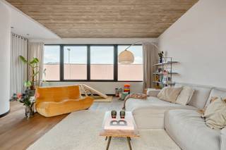 <p><strong>Open wonen in opkomende buurt</strong></p>
<p><strong>Vandaag verwelkomen we je in de Eendrachtstraat: middenin een buurt die in serieuze opwaardering is - en waar nieuwe hotspots en stadsverhalen als paddenstoelen uit de grond schieten. Oftewel: de Slachthuissite bruist! Restaurants, cultuurplekken en vele nieuwe projecten vullen hier de straten. En in dit pand, een rauwe, Amerikaanse loft met magazijn, gebeurt het allemaal nét een beetje anders. Nét een beetje grootser. En vooral: nét een beetje cooler. Kom binnen…</strong></p>
<p></p>
<p><strong>Magazijn vol mogelijkheden</strong></p>
<p>Beneden begint het avontuur - met <strong>een magazijn van maar liefst 169 vierkante meter</strong>: voorzien van een hoge poort die zonder morren een camionette doorslikt. Of je hier nu je stock parkeert, je droom van een atelier of werkruimte waarmaakt, of gewoon een loeiruime hobbyruimte zoekt: this is the place. Je kan zelfs je wagen binnen zetten en opladen aan je laadpaal! Geen zoektocht naar parkeerplek meer, gewoon thuiskomen, binnenrijden en klaar.</p>
<p></p>
<p><strong>Inkom en eerste verdieping </strong></p>
<p>Via de inkomhal kom je op de eerste verdieping terecht - en daar opent de loft in volle glorie. Geen hokjesdenken hier, wel een heerlijke openheid. Voorin: een ruime leefruimte met plek voor alles wat jij er wil van maken. In het midden: een patio met stopcontact én kraantje: jouw toekomstig stadsoase, zonder inkijk. En achteraan: de eetruimte met open keuken (geplaatst in 2020) en een gigantische dakkoepel die zonlicht binnengiet als een real-life Instagramfilter. Achter de keuken wacht nog een mooie, stijlvol weggewerkte, badkamer. De volledige verdieping is voorzien van vloerverwarming (in 2023 netjes geïsoleerd) en airco - zodat je zomer én winter op wolkjes leeft.</p>
<p></p>
<p><strong>Tweede verdieping: slapen, dromen en plannen</strong></p>
<p>Ook boven hebben de huidige eigenaars niet stilgezeten. Hier werd alles vernieuwd en ingericht met drie volwaardige slaapkamers én apart toilet. In de grootste kamer staat een bad: perfect voor lang dobberen met zicht op de sterren. De kinderkamer kreeg z’n eigen airco, want ook kleine mensen verdienen groot comfort. De andere kamer kan dan weer perfect omgetoverd worden tot tweede badkamer. Alle leidingen liggen al te wachten: jij hoeft alleen nog de tegels te kiezen.</p>
<p></p>
<p><strong>Toekomst</strong></p>
<p>De woning grenst bovendien aan een nieuwbouwproject, wat niet alleen zorgt voor een warme muur, maar binnenkort ook voor nog meer leven in de straat én een gunstiger EPC.</p>
<p><br /><strong>Verliefd? <u>Info@ugly.be</u></strong></p>