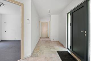 Ruime woning met 4 slaapkamers en grote tuin in groene omgevingDeze lichtrijke woning biedt een aangename leefruimte met hoge plafonds, zwarte tegelvloer en een gezellige houtkachel. Grote schuiframen geven toegang tot een ruime veranda en een zuidgerichte tuin met veel privacy.De open keuken is volledig uitgerust met kwaliteitsvolle toestellen. Er zijn 4 volwaardige slaapkamers, allemaal met veel lichtinval of directe toegang tot buiten. Daarnaast is er een ruime badkamer met dubbele lavabo, inloopdouche en toilet. Op de bovenverdieping een polyvalente ruimte met ingemaakte kasten.De woning is structureel in goede staat, maar kan een opfrissing gebruiken om volledig tot haar recht te komen. Gelegen op een ruim perceel met tuinhuis, in een rustige en groene buurt met goede bereikbaarheid.De weergegeven bewoonbare oppervlakte werd overgenomen van het EPC-attest en is louter informatief.Graag een bezoek inplannen? ☎️ 0468/56.94.08✉️ nils@lefevervastgoed.be💬 Stuur een berichtje