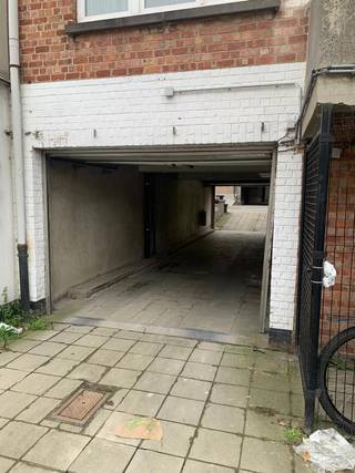 Immo David stelt voor: een uitstekend gelegen, gesloten garagebox van 20 m² met elektriciteit, ideaal als rendabele investering, extra opslagruimte...