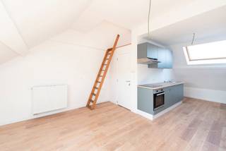 TREVI GENT - Gerenoveerde, INSTAPKLARE, moderne en ruime dakstudio met volledig aparte slaapmezzanine, in een klein gebouw van 5 units, vlakbij het centrum, openbaar vervoer campussen, park... Nieuwe elektriciteit, sanitair, hippe keuken en afwerkingen, overal individuele meters en installaties. Een UNIEKE KANS voor starters, investeerders en studerende kinderen! Bestaande uit: Aangename leefruimte met nieuwe, open keuken, een ruime slaapmezzanine onder het dak, aparte volledig nieuwe badkamer met douche, technische berging met plaats voor machines - kortom: ALLE COMFORT. Gunstige EPC, elektriciteit conform, blanco asbestinventaris.  PARELTJE! Boek nu uw afspraak op één van onze bezoekmomenten!