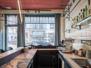 <span><span><span><span><span><span><span><span><span><span>Karaktervol handelspand ingericht als restaurant met een duplex 2-slaapkamer appartement.</span></span></span></span></span></span></span></span></span></span><br /><span><span><span><span><span><span><span><span><span><span> </span></span></span></span></span></span></span></span></span></span><br /><span><span><span><span><span><span><span><span><span><span>Dit authentieke handelspand bevindt zich in een bruisende buurt waar horeca, design en lifestyle samenkomen. De centrale ligging en de uitstekende bereikbaarheid maken van deze locatie een bijzonder plek in de stad. </span></span></span></span></span></span></span></span></span></span><br /><span><span><span><span><span><span><span><span><span><span> </span></span></span></span></span></span></span></span></span></span><br /><span><span><span><span><span><span><span><span><span><span>Het restaurant met volledig ingerichte keuken beslaat de gelijkvloerse en eerste verdieping en is bijzonder smaakvol en hoogwaardig afgewerkt. Voorin bevindt zich de bar en aperitiefruimte, ondergebracht in een voormalige slagerij waar authentieke elementen zoals originele wandtegels, rekken, vleeshaken en een oude koelkast bewaard zijn gebleven. Centraal ligt de eetzaal, met plaats voor ongeveer 30 gasten. Achteraan vinden we de keuken en koer met koelcel terug. <br /><br />Op de eerste verdieping van het hoofdgebouw (vooraan) bevinden zich het sanitair en een ruime vergaderzaal, die ook kan worden ingericht als private diningruimte. In het bijgebouw (achteraan) zijn op de eerste en tweede verdieping een douchekamer, toilet en extra opslagruimte / bureauruimte voorzien.</span></span></span></span></span></span></span></span></span></span><br /><span><span><span><span><span><span><span><span><span><span> </span></span></span></span></span></span></span></span></span></span><br /><span><span><span><span><span><span><span><span><span><span>Op de bovenverdiepingen van het hoofdgebouw bevindt zich een duplexappartement met twee slaapkamers, doordrenkt van karakter en vol charme.</span></span></span></span></span></span></span></span></span></span><br /><span><span><span><span><span><span><span><span><span><span> </span></span></span></span></span></span></span></span></span></span><br />Aanvullende troeven zijn de twee ruime, functionele kelders, evenals de recent geïnstalleerde warmtepomp en het akoestische plafond in het restaurant, die zowel comfort als functionaliteit verhogen.<br /><span><span><span><span><span><span><span><span><span><span> </span></span></span></span></span></span></span></span></span></span><br /><span><span><span><span><span><span><span><span><span><span>Kortom, een unieke kans voor wie wonen en werken wil combineren in een levendige buurt.</span></span></span></span></span></span></span></span></span></span>