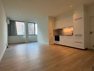 Centraal gelegen studio op 50m² nabij het centrum<br /><br />GA NAAR WWW.DEBOERENPARTNERS.BE OM RECHTSTREEKS UW ONLINE AFSPRAAK IN TE PLANNEN<br /><br />De studio bevindt zich op de Italiëlei nabij het centrum, het Eilandje, scholen, openbaar vervoer en invalswegen<br /><br />De indeling is als volgt: <br />- Leefruimte<br />- Open, geïnstalleerde keuken<br />- 1 slaapkamer<br />- Badkamer met douche, lavabo en toilet<br />- Berging met aansluiting voor wasmachine/droogkast<br /><br />Bijzonderheden: <br />- Algemene kosten: €90,00 per maand voor onderhoud en gebruik gemeenschappelijke delen + water<br />- onmiddellijk Beschikbaar <br /><br /><br />GA NAAR WWW.DEBOERENPARTNERS.BE OM RECHTSTREEKS UW ONLINE AFSPRAAK IN TE PLANNEN