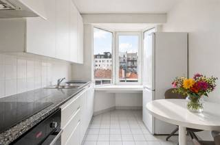 <p><span>nieuwe voorwaarden!</span></p><p><span>Op zoek naar ruimte, comfort en een absolute topligging in Antwerpen? Dan is dit lichtrijke appartement van ca. 126 m² op de zesde verdieping zeker een bezoek waard.</span></p><p><span>Gelegen op de gegeerde Quellinstraat, op wandelafstand van Antwerpen-Centraal, de Keyserlei, winkels, horeca en openbaar vervoer, geniet u hier van stadsleven op zijn best.</span></p><p><span>Bij het betreden van het appartement valt meteen de royale leefruimte op, met grote raampartijen die zorgen voor een aangename natuurlijke lichtinval. Aansluitend vindt u de eetruimte en een praktische keuken.</span></p><p><span>Verder beschikt het appartement over twee volwaardige slaapkamers, een badkamer en extra bergruimte.</span></p><p><span>Dankzij de ruime oppervlakte, gunstige EPC-score en centrale ligging is dit pand ideaal voor eigen bewoning, als pied-à-terre of als investering.</span></p><p><span>Daarnaast is er de mogelijkheid om een dubbele autostaanplaats aan te kopen in het gebouw aan €30.000.</span></p><h2><span>Troeven:</span></h2><ul><li><span>Bewoonbare oppervlakte ca. 126 m² </span></li><li><span>Zeer lichtrijke leefruimte </span></li><li><span>Toplocatie in centrum Antwerpen </span></li><li><span>Nabij Centraal Station &amp; Meir </span></li><li><span>Mogelijkheid parking in het gebouw</span></li></ul><p><span> </span></p><p><span>Voor interesse of een bezichtiging: contacteer michael@vastpuntgoed.be of bel naar het nummer 0476/40 86 76</span></p>