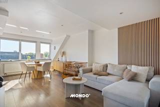 Zoek je een instapklaar en karaktervol dakappartement op een absolute toplocatie? Dit gezellige appartement op de 3e verdieping van de August Van Landeghemstraat 91 combineert hedendaags comfort, veel lichtinval en een centrale ligging in het bruisende hart van Willebroek.<br /><br />De grote raampartijen zorgen voor een heerlijke lichtinval, terwijl de open, ingerichte keuken naadloos aansluit op de woonkamer—de perfecte plek om te koken en te ontspannen.<br /><br />Het appartement beschikt over twee volwaardige slaapkamers met elk hun eigen unieke troef:<br />Hoofdslaapkamer: Voorzien van een aansluitende, royale inloopdressing.<br />Tweede slaapkamer: Biedt direct toegang tot het privatieve terras, ideaal om 's ochtends in alle rust van je koffie te genieten.<br /><br />Optimaal klimaatcomfort: Naast de centrale verwarming op aardgas is het appartement uitgerust met 2 airco-units die zowel efficiënt koelen tijdens warme zomerdagen als bijverwarmen in de winter.<br /><br />Instapklaar: Volledig instapklaar; je hoeft enkel je verhuisdozen uit te pakken.<br />Gelegen in de August Van Landeghemstraat met winkels, horeca, scholen en openbaar vervoer op wandelafstand.<br /><br />Ben je op zoek naar een ideale starterswoning, een gezellig eigen stekje of een slimme investering in Willebroek? Neem vandaag nog contact op voor een bezoek!<br />Tim@mondovastgoed.be