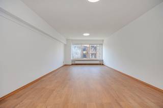<p><span>Dit </span><span>volledig gerenoveerde 2-slaapkamer appartement</span><span> is gelegen op een toplocatie in Antwerpen, vlakbij het </span><span>Centraal Station</span><span> en </span><span>de Zoo</span><span> van Antwerpen. In de directe omgeving vindt u tal van winkels, restaurants en cafés, terwijl tram-, trein- en busverbindingen op wandelafstand zorgen voor een uitstekende bereikbaarheid. </span></p><p><span> </span></p><p><span>Dankzij deze centrale ligging is het appartement zowel interessant als investering als voor eigen bewoning. </span></p><p><span> </span></p><p><span>Indeling</span></p><p><span>-gelegen op de 3e verdieping</span></p><p><span>-inkomhal</span></p><p><span>-lichtrijke woonkamer aan de voorzijde van het gebouw</span></p><p><span>-volledig nieuwe ingebouwde keuken</span></p><p><span>-nachthal</span></p><p><span>-slaapkamer 1</span></p><p><span>-slaapkamer 2</span></p><p><span>-badkamer met bad en lavabo</span></p><p><span>-apart toilet</span></p><p><span> </span></p><p><span>Troeven</span></p><p><span>- centrale ligging vlakbij Centraal Station</span></p><p><span>- twee slaapkamers</span></p><p><span> </span></p><p><span>Ben jij geïnteresseerd in dit appartement vlakbij centrum Antwerpen, ben je op zoek naar ander vastgoed of wens je de waarde van jouw eigendom te kennen? Dan ben je bij BOLT immo aan het juiste adres! Wij helpen jou graag verder.</span></p><p><span> </span></p><p><span> </span></p>
