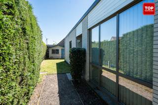 <p>Welkom in deze twee naasteenligende verzorgde en instapklare halfopen bebouwingen in een rustige buurt van Evergem. Deze charmante gelijkvloerse woningen combineren comfortabel wonen met een praktische indeling en tal van recente renovaties in het ene pand en tal van potentieel in het andere pand maakt dit de ideale mogelijkhijd voor kangoeroewonen.<br /><br />Beide woningen beschikken over een lichtrijke en ruime leefruimte, de ene woning heeft al een volledig vernieuwde keuken met kwaliteitsvolle toestellen, bij de andere woning kan je de keuken zelf naar eigen wensen renoveren, elke woning heeft apart drie volwaardige slaapkamers, een moderne badkamer met inloopdouche en een aparte garage met automatische sectionaalpoort. Dankzij de gelijkvloerse indeling geniet u bovendien van extra wooncomfort en toegankelijkheid.<br /><br />De voorbije jaren werden de woningen grondig aangepakt met aandacht voor energiezuinigheid en hedendaags wooncomfort. Zo werden onder meer het dak en de spouwmuren geïsoleerd, de ramen en voordeur vernieuwd met hoogrendementsglas en bij de linkse woning werden ook de keuken, badkamer, vloeren en binnendeuren volledig vernieuwd. Dit resulteert in een gunstig EPC-label B.<br /><br />Buiten geniet u van een aangename tuin en een perceel van 704 m², ideaal om tot rust te komen of gezellig te genieten met familie en vrienden. De woning is rustig gelegen, maar toch dichtbij winkels, scholen, openbaar vervoer en belangrijke verbindingswegen.<br /><br />Troeven van deze woning:<br /><br />Gelijkvloerse woning met praktische indeling<br />3 slaapkamers<br />Vernieuwde keuken en badkamer<br />EPC label B<br />Dak- en muurisolatie<br />Aluminium ramen met hoogrendementsglas<br />Elektriciteit conform<br />Garage met automatische poort<br />Rustige ligging in Evergem<br /><br />Voor meer gedetailleerde informatie per pand:<br />Link Veeweg 76: https://topvastgoed.be/property/7804467/<br />Link Veeweg 78: https://topvastgoed.be/property/7804472/<br /><br />Contacteer Top Vastgoed voor meer info en een bezoek op 0475 700 700.</p>