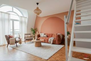 Zeer aangenaam appartement gekenmerkt door een leuke indeling, speelse vide en (hoge) boogramen. <br /><br />Gezien de ligging nabij het station Gent Sint-Pieters, R4, E40 en het openbaar vervoer is dit een ideale uitvalsbasis. Verder vinden we alle benodigdheden in de buurt: scholen, supermarkten, eetgelegenheden, fitness, apotheek,...<br /><br />Het appartement bevindt zich op de bovenste verdieping van een recent gebouw (BJ 1999) en is verdeeld over 2 niveaus waarvan het eerste niveau de volledige leefruimte omvat; tussen de eetplaats en het salon situeert zich de keuken, die met beide kanten een connectie heeft, verder is er ook een handige keukenberging en een apart toilet.<br />Via de trap komen we eerst op een doorloopruimte met vide, perfect als bureauruimte. Verder vinden we hier dan nog de slaapkamer en de badkamer voorzien van bad, lavabo en een tweede toilet.<br /><br />- asbestveilig<br />- elektriciteit conform<br />- vrij bij akte<br /><br />Ondergrondse autostaanplaats bij te kopen à 25 000 euro.