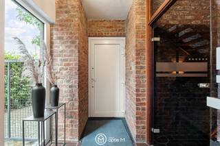 Ruimte, licht én mogelijkheden? Daar heeft deze woning gelegen te Meershoven 137 in Bilzen-Hoeselt alvast geen gebrek aan!<br /><br />Deze halfopen bebouwing ligt op een perceel van 11a 75ca en beschikt over maar liefst 361 m² bewoonbare oppervlakte(bron EPC), verdeeld over 4 verdiepingen. De woning werd deels gerenoveerd en biedt dankzij haar bijzondere indeling tal van mogelijkheden voor wonen, werken én ontspannen.<br /><br />Via de inkomhal met gastentoilet bereiken we de leefverdieping. Hier vallen meteen de ruimte en natuurlijke lichtinval op. De ruime woonkamer en het salon met gezellige gashaard vormen een aangename leefomgeving. De karaktervolle ronde ramen en warme houten wandafwerking geven het geheel een unieke uitstraling. Verder vinden we hier de keuken, eethoek, achterkeuken en een extra toilet.<br /><br />Op de volgende verdieping bevinden zich 4 slaapkamers en de badkamer. De ruimtes kunnen nog verder gemoderniseerd worden, ideaal om de woning volledig naar eigen smaak af te werken.<br /><br />Ook de zolderverdieping biedt heel wat potentieel. Een 5de slaapkamer, speelkamer, hobbyruimte of thuiskantoor? De ruimte is er!<br /><br />En dan is er nog de volledig onderkelderde verdieping mét natuurlijke lichtinval. Hier vinden we een dubbele garage, CV-ruimte, 2 bureauruimtes, groot atelier en heel wat bergruimte. Ideaal voor een zelfstandige of vrij beroep, maar evengoed voor wie droomt van een eigen mancave, fitness, gameroom of hobbyatelier.<br /><br />Buiten geniet je van een zeer ruim, volledig overdekt terras met uitzicht op de grote, groene achtertuin. Heerlijk genieten met familie en vrienden, ook wanneer het weer even niet meezit.<br /><br />Ook energetisch zit het goed: EPC-label B – 152 kWh/m²/jaar.<br /><br />De ligging? Aan de rand van Bilzen, met scholen, winkels en openbaar vervoer op korte afstand.<br /><br />Kortom: 361 m² woonplezier met ruimte voor vandaag én mogelijkheden voor morgen. Deze woning groeit gewoon mee met jouw plannen!<br /><br />Nieuwsgierig? Plan je bezoek en ontdek zelf wat er achter deze karaktervolle gevel schuilgaat!<br />📩 contacteer ons via robby@optie-m.be of 📞 0473 36 08 56<br /><br />Benieuwd wat jouw woning waard is? Contacteer ons vrijblijvend via bovenstaande gegevens.<br />