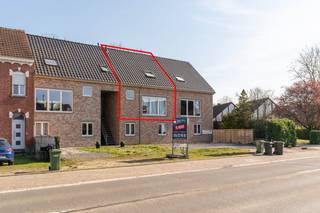 Op zoek naar een gunstig gelegen 2-slaapkamerappartement met ruim terras, parkeerplaats en (tuin)berging? Dan is dit zeker een kijkje waard.Op het 1e...