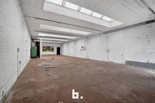 Gelegen op een zeer centrale locatie in Roeselare, biedt dit magazijn van ca. 170 m² een uitstekende bereikbaarheid en optimale zichtbaarheid...