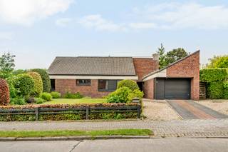 <p>Karaktervolle en ruime villa met 3 slaapkamers, prachtig gelegen in een rustige omgeving. <br /><br />Deze instapklare woning combineert charme, comfort en energiezuinig wonen dankzij onder meer een zonneboiler, regenwaterrecuperatie en airconditioning.<br /><br />Geniet van een mooie, zonnige tuin met veel privacy, een garage en tal van praktische bergruimtes. <br /><br />Een ideale thuis voor wie op zoek is naar ruimte, karakter en comfort op een mooie ligging. 🌿</p>