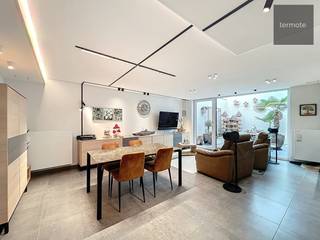 <u><strong>Stijlvol appartement</strong></u><br />Aangenaam gelijkvloers appartement met tuin &amp; carport te centrum Waregem! <br />Welkom in Residentie De Lindeboom waar we jullie met plezier dit kwaliteitsvol en perfect onderhouden appartement voorstellen.<br /><br />Met een EPC-score A, conforme elektriciteit en een uitstekende onderhoudsstaat is dit appartement volledig instapklaar – ideaal voor wie op zoek is naar aangenaam en energiezuinig wonen.<br /><br /><u>Dit appartement biedt het comfort van een woning en is uitgerust met:</u>
<ul>
	<li>Spanplafonds en ventilatiesysteem D</li>
	<li>Privéregenput van 10.000 liter</li>
	<li>Domotica-verlichtingssysteem</li>
	<li>Grote raampartijen met zonnescreens, rolluiken, vliegenramen, hoogrendements- en geluidswerend glas</li>
	<li>In 2023 kregen de leefruimte en keuken een stijlvolle upgrade, wat zorgt voor een eigentijdse en frisse uitstraling.</li>
</ul>
De privatieve onderhoudsvriendelijke, zuidwestgerichte binnentuin biedt volledige privacy en directe toegang tot de fietsenberging, daarnaast beschikt het appartement over een privatieve carport met directe toegang tot de ruime berging.<br /><br />De greeploze keuken is een echte blikvanger, afgewerkt met een prachtig natuurstenen werkblad en voorzien van voldoende opbergruimte en kwaliteitsvolle toestellen.<br /><br />Bovendien geniet dit appartement van een gunstige ligging; op wandelafstand van het centrum, het station, scholen en supermarkten.<br /> <br /><strong><u>Financiële voordelen:</u></strong><br />- Geen BTW, het appartement wordt <strong>verkocht onder registratierecht!</strong><br />- Lage gemeenschappelijke kosten!<br /><br /><u>Dit appartement beschikt over:</u><br />118,44 m² bewoonbare oppervlakte <br />21,00 m² privatieve binnentuin<br /><br /><u>Indeling:</u>

<ul>
	<li>Afzonderlijke inkomhal</li>
	<li>Afzonderlijk gastentoilet; lavabo</li>
	<li>Open keuken</li>
	<li>Lichtrijke, ruime leef- &amp; eetruimte met bureau</li>
	<li>2 ruime slaapkamers</li>
	<li>Badkamer; inloopdouche, wastafel &amp; toilet</li>
	<li>Ruime berging</li>
	<li>Fietsenberging; met meteen toegang naar het terras</li>
	<li>Privatieve binnentuin</li>
	<li>Privatieve carport (€15.000,); met meteen toegang naar de inpandige berging</li>
</ul>
Contacteer Clemens omtrent een bezoek of meer informatie. Tot hoors!<br /><strong>☎️ 0497/18.92.55<br />📩 clemens@immo-termote.be</strong>