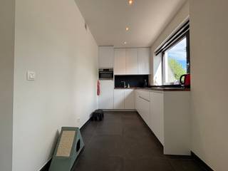 In de Groenlaan in Herzele, op een uitstekende ligging vlak bij het centrum, bevindt zich dit moderne en energiezuinige appartement. Winkels, scholen, openbaar vervoer en tal van dagelijkse voorzieningen bevinden zich in de onmiddellijke omgeving. Hierdoor woont u hier rustig en comfortabel, met alles wat u nodig heeft binnen handbereik.<br /><br />Via de inkomhal bereikt u de bijzonder ruime en lichtrijke leefruimte van maar liefst 54 m². De grote raampartijen zorgen voor een aangename lichtinval en geven toegang tot een zonnig balkon aan de voorzijde. Aansluitend bevindt zich de volledig uitgeruste keuken, afgewerkt met oog voor kwaliteit en voorzien van hedendaags comfort, waaronder een geïntegreerde kookveldafzuiging.<br /><br />Het appartement beschikt verder over twee ruime slaapkamers, een badkamer met douche en wastafel, een afzonderlijk gastentoilet en een praktische berging. Aan de achterzijde bevindt zich een tweede, ruim balkonterras van 11 m², waardoor u aan beide zijden van het appartement over een aangename buitenruimte beschikt.<br /><br />Ook aan comfort werd gedacht. Zo is het appartement uitgerust met onder andere een zonnescreen en videofoon. Een grote bijkomende troef is de privatieve garage met automatische poort, ideaal voor zowel de wagen als extra opslagruimte.<br /><br />Dankzij de energiezuinige uitvoering, de hoogwaardige afwerking en vooral de uitstekende ligging in de Groenlaan is dit een bijzonder aangename woonplek voor wie centraal in Herzele wil wonen.<br /><br />Dit appartement beschikt over beperkte buitenruimtes en leefruimtes, waardoor het niet geschikt is voor het houden van viervoeters. Dit om overlast ten aanzien van de buren te vermijden.<br /><br />Bovendien zijn er geen gemeenschappelijke kosten. Het appartement is beschikbaar vanaf 15/10/2026.<br /><br />Heeft u interesse? Dien dan eenvoudig uw bezoekaanvraag in via de website van Immo Francois. Wij nemen graag contact met u op om een bezoekmoment in te plannen.<br /><br />