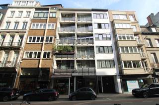 Goed gelegen studio nabij de Botanische tuin en Leopoldplaats. De studio bevindt zich op de vijfde verdieping en is bereikbaar per lift. Er is een klein en zonnig terrasje aan de voorzijde (ca. 2 m²). Op de vloer ligt laminaat, en in het keukentje en de badkamer een tegel. De keuken heeft een elektrische boiler van Ariston, een spoeltafel, een elektrisch vuur, een dampkap en een ijskast (tafelmodel) met vriesvakje. In de badkamer bevindt zich een hangtoilet, een lavabomeubel en een zitbad met douchestang. Het Epc is momenteel 265 kw/h/jr (C) doch kan indien gewenst eenvoudig naar A gebracht worden door 5 m² buitenmuur te isoleren (langs binnen bijvoorbeeld). De ramen werden al vernieuwd. Momenteel is men met de vernieuwing van de inkomhal bezig, de vloer is al uitgevoerd en de muren zullen nog geschilderd worden, de twee inkomdeuren worden ook vernieuwd, dit alles met het reservefonds van 48.000 euro. Asbestvrij. Maandelijkse kost gemene delen 145 euro. Spaarfonds 89 euro per drie maanden. De inkomhal van de gemene delen wordt nog hernieuwd. De studio is niet verhuurd en dus onmiddellijk beschikbaar. Vg, Gvkr, gvv, gdv, wg.