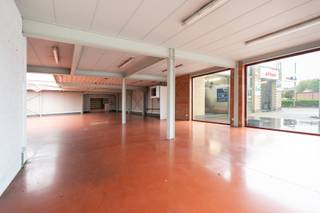 <h1>Ruim handelspand met magazijn van 700 m² te huur op zichtbare locatie langs de Bredabaan</h1>
<p>Bent u op zoek naar een ruime commerciële locatie met magazijn op een goed bereikbare ligging? Dan biedt dit gelijkvloerse handelspand met magazijn aan de Bredabaan 203 in Wuustwezel interessante mogelijkheden voor diverse activiteiten.</p>
<p>Het pand beschikt over een winkel- of showroomruimte van circa <strong>90 m²</strong> aan de straatzijde, gecombineerd met een ruim <strong>magazijn van circa 610 m²</strong>. Deze combinatie maakt het pand uitermate geschikt voor ondernemingen die nood hebben aan een commerciële ruimte met opslag, distributie of werkplaats op dezelfde locatie.</p>
<p>Dankzij de ligging langs de Bredabaan geniet uw onderneming van een uitstekende zichtbaarheid en een vlotte bereikbaarheid voor klanten, leveranciers en medewerkers. Achteraan het gebouw zijn laad- en losmogelijkheden voorzien, wat de dagelijkse logistieke werking aanzienlijk vergemakkelijkt.</p>
<p>Verder beschikt het pand over aansluitingen voor water en afvoerleidingen, waardoor de installatie van een kitchenette eenvoudig mogelijk is. Voor klanten en personeel is er voldoende parkeergelegenheid aanwezig.</p>
<h3>Indeling</h3>
<ul>
<li>Winkel- of showroomruimte: ca. 90 m²</li>
<li>Magazijnruimte: ca. 610 m²</li>
<li>Laad- en loszone achteraan</li>
<li>Mogelijkheid tot inrichting van kitchenette</li>
<li>Voldoende parkeergelegenheid</li>
</ul>
<h3>Troeven</h3>
<ul>
<li>Totale oppervlakte van ca. 700 m²</li>
<li>Combinatie van handelsruimte en magazijn</li>
<li>Uitstekende zichtbaarheid langs de Bredabaan</li>
<li>Vlotte bereikbaarheid</li>
<li>Laad- en losmogelijkheden achteraan</li>
<li>Ruime parkeervoorzieningen</li>
<li>Onmiddellijk beschikbaar</li>
<li>Geen gemeenschappelijke kosten</li>
</ul>
<h3>Ligging</h3>
<p>Gelegen langs de Bredabaan in Wuustwezel, een belangrijke commerciële verbindingsweg met een goede aansluiting richting Brasschaat, Brecht, Hoogstraten en Nederland. De locatie combineert bereikbaarheid, zichtbaarheid en praktische toegankelijkheid voor zowel klanten als leveranciers.</p>
<p><strong>Huurprijs: € 2.400 per maand</strong></p>
<p>Bel voor een afspraak 03 240 11 99 of mail wuustwezel@immopoint.be</p>