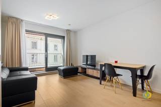 <p><span>Gelegen in het hart van de stad Brussel, op wandelafstand van winkels, horecazaken en verschillende kantoor gebouwen, vindt u dit gemeubelde één slaapkamer appartement op de derde verdieping. Dankzij de centrale ligging is dit appartement ideaal voor wie in de buurt werkt of graag in het stadscentrum woont. Bij het binnenkomen betreedt u meteen de aangename leefruimte van 23m² met een volledig uitgeruste open keuken. Aansluitend bevindt zich een praktische berging met wasmachine en droogkast. De woonkamer geeft toegang tot een gezellig terras. Via de nachthal bereikt u de douchekamer met toilet, een aparte bureauruimte en de slaapkamer van 9,5m². Het appartement is gelegen in een rustige straat, vlak naast het centrum, waardoor u geniet van zowel rust als een uitstekende bereikbaarheid. Interesse in dit instapklare en centraal gelegen appartement? Aarzel dan niet om contact met ons op te nemen voor een bezoek.</span><span> </span></p><p><span>Lasten: 125/maand voor de gemeenschappelijke delen. </span></p><p><span>Water- en elektriciteitsverbruik: individuele tellers.</span></p>
