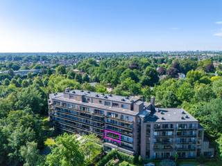 Serviceflat met aangenaam terras op de 2de verdieping van Residentie Lindenhof, gelegen in een groene woonwijk op een boogscheut van het centrum van Kapellen. <br /><br />INDELING<br />Inkomhal met opbergkast en apart toilet, keuken (met koelkast/diepvriescombinatie, kookplaat, spoelbak en veel kastruimte), woonkamer en slaapkamer met veel lichtinval en zicht op het omliggende groen door de hoge ramen, badkamer (met inloopdouche, wastafel en toegang tot het aparte toilet).<br />Zowel vanuit de leefruimte als vanuit de slaapkamer heeft men toegang tot het ruime terras met automatische zonnetent.<br /><br />RESIDENTIE LINDENHOF<br />Men kan hier zelfstandig wonen, maar tegelijkertijd beroep doen op een waaier aan dienstverleningen (zoals maaltijden, poetsdienst, kinesitherapie, verpleegkundige zorg, kapper, pedicure, klusjesdienst, ...)<br />Er is een goed onderhouden tuin met zonnig terras, een gemeenschappelijke zitruimte, en er worden regelmatig activiteiten aangeboden.  <br />De maandelijkse provisie voor syndicus, blokpolis, onderhoud gemene delen en lift bedraagt 95€.<br /><br />PLUSPUNTEN<br />- Elektriciteit is conform<br />- Laag EPC (153 kWh/m²)<br />- Dak vernieuwd en geïsoleerd<br />- Verwarmingsinstallatie vernieuwd<br />- Gangen vernieuwd <br /><br />Interesse? Contacteer ons via info@vastgoed03.be