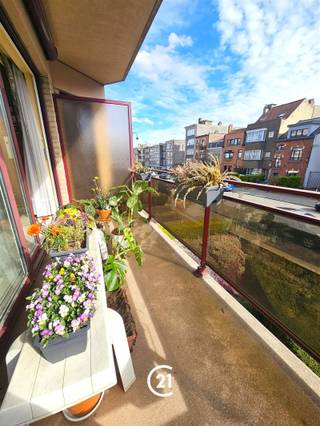 Lichtrijk appartement met ruim terras en mogelijkheid tot 3 slaapkamers Virtuele toer https://my.matterport.com/show/?m=hhMyeu7GSbMIn een residentieel gebouw bevindt zich dit ruime en lichtrijke appartement van 109 m², aangevuld met 15 m² terrassen. Het appartement beschikt over twee royale slaapkamers (21 m² en 15,5 m²), met de mogelijkheid een derde slaapkamer te creëren, zoals oorspronkelijk voorzien. Alle kamers geven toegang tot het terras met een mooi open zicht. De lichtrijke leefruimte met grote raampartijen en elektrische rolluiken biedt directe toegang tot het terras aan de straatkant. De open, volledig uitgeruste keuken sluit hier perfect bij aan. Daarnaast omvat het appartement een inkomhal met beveiligde deur en ingemaakte kasten, een praktische wasplaats, een douchekamer met bidet en dubbele wastafel, en een apart gastentoilet.Technische kenmerken:EPC: EDubbele beglazing (ALU)Elektrische verwarmingBeveiligde deur & videofoonMaandelijkse lasten: €203 (inclusief provisie water) Kelder inbegrepenAutostaanplaats beschikbaar aan €25.000 Bent u op zoek naar een ruim en instapklaar appartement met terrassen? Contacteer ons voor een bezoek!