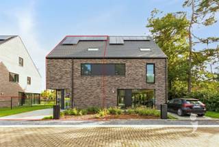 <p><span>Maisons récentes presque neutres en énergie (BEN) avec une architecture moderne dans un cadre verdoyant, boisé et calme juste à l'extérieur du centre de Tremelo.</span></p><p><span> </span></p><p><span>Par un joli hall d'entrée avec toilettes pour invités, vous entrez dans le grand et lumineux espace de vie par une porte en verre. Le coin salon à l'avant, équipé d'un parquet de qualité, d'un coin repas et d'une magnifique cuisine avec vue sur le jardin sur un sol en carrelage solide. La cuisine est équipée de tous les appareils encastrés nécessaires et dispose de nombreux espaces de rangement. À côté de la cuisine se trouve un grand débarras avec espace technique, buanderie et évier de drainage.</span></p><p><span> </span></p><p><span>Au premier étage, il y a un joli grand hall de nuit avec beaucoup de lumière naturelle, une chambre principale spacieuse et 2 jolies chambres d'enfants, des toilettes séparées et une salle de bain équipée d'une baignoire, d'un double lavabo et d'une douche à l'italienne. Le hall et les chambres sont également équipés d'un parquet de qualité.</span></p><p><span>Un escalier fixe vous mène à la chambre de grenier finie de 37 m². Le local technique est complètement séparé.</span></p><p><span>L'allée et la terrasse, ainsi que tout le jardin avant et arrière, sont entièrement paysagés.</span></p><p><span> </span></p><p><span>La maison est entièrement peinte, équipée d'un éclairage élégant et toutes les chambres sont équipées de rideaux.</span></p><p><span>En d'autres termes, cette maison est prête à emménager.</span></p><p><span> </span></p><p><span>En raison de l'étiquette énergétique faible (E17), la consommation est très basse. </span></p><p><span>La maison est équipée de chauffage au sol, de panneaux solaires et d'un système de ventilation D+ </span></p><p><span>Les toilettes sont reliées à un réservoir d'eau de pluie de 7500 litres</span></p><p><span>Des canalisations sont prêtes pour une station de recharge de voiture électrique.</span></p><p><span>En octobre 2022, un joli abri de jardin sera placé en thermopouce.</span></p><p><span> </span></p><p><span>Les frais mensuels pour l'entretien de la chaudière, etc. : 55 euros par mois.</span></p><p><span> </span></p><p><span>Disponible à partir du 1/08/2026</span></p><p><span>Intéressé ? Demandez votre visite via notre site internet !</span></p>