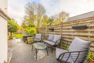 Ruime te renoveren woning zoekt nieuwe eigenaars! Gelegen nabij slager, bakker, scholen, sportfaciliteiten,.... TOPLOCATIE! <br /><br />PLUSPUNTEN aan deze vastgoedtopper: <br />- Grote tuin<br />- 3 ruime slaapkamers<br />- Ruime inkomhal= zéér praktisch voor fietsen! <br /> - Betonnen gewelven ( stevige woning) <br />- Meer info... lees verder!! <br /><br />Gelijkvloers met zéér grote inkomhal, lichtrijke woonkamer met salon en eetplaats, aansluitend keukenruimte, toilet en gelijkvloerse badkamer. Kelder als extra opbergruimte voorzien! <br /><br />1e verdiep: nachthal en drie ruime slaapkamers. Op de zolderverdieping kan een vierde slaapkamer worden gemaakt mits het voorzien van een vaste trap. <br /><br />Als kers op de taart geniet deze ruime woning van een zonovergoten groene tuin op een zeer rustige locatie nabij de dorpskern van Hulste!<br /><br />Recente stedenbouwkundige inlichtingen in aanvraag. <br /><br />EPC: 626 kWh/(m² jaar) UC: 20191003-0002202005-RES-1<br />REF: TM/25141/K