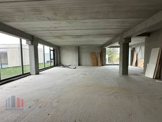 Nieuwbouw kantoor van 142 m² te koop op amper 900 m van de Oudenaardsesteenweg (N391) die na 2 km verbinding biedt naar de E17 via op- en afrit...