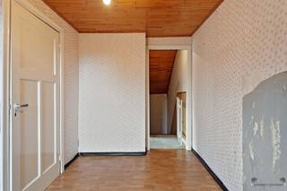 Te renoveren woning gelegen te Halen Deze woning is gelegen in een rustige straat, doch strategisch gelegen wat mobiliteit betreft. Op de...