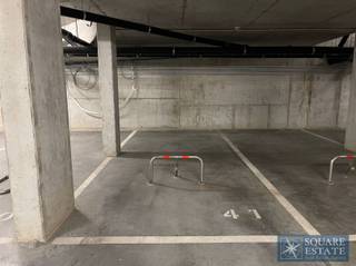 <p><span>Parkeerplaats te koop in een nieuw beveiligd gebouw in Strombeek-Bever.</span></p><p><span>Voor meer informatie of om een afspraak te maken voor een bezoek, bel 02/460.42.01 of mail info@square-estate.be</span></p>