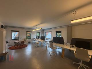 Instapklare en lichtrijke kantoorruimte met een oppervlakte van 184 m² te Merelbeke. De kantoren bevinden zich op het eerste verdiep en zijn...