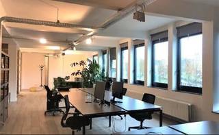 Prachtige kantoren te huur nabij het Antwerpse Eilandje van 175m². Achter de prachtige gevel van dit pand vinden we een heus pareltje terug. Parkingplaatsen zijn aanwezig. Het kantoorgebouw is gunstig gelegen op het eilandje, vlot bereikbaar met de wagen en het openbaar vervoer.<br /><br /><span>- Kantoor 175m² op de 3de verdieping<br /><br /><span>Specificaties:</span><br />-Recentelijk gerenoveerd<br />-Toplocatie<br />-Autostaanplaatsen beschikbaar<br />-Instapklaar<br /><br />Beschikbaarheid: 01/07/2025<br /><br /><br /></span>