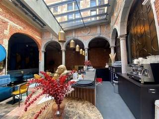 Deze prachtige ruimte is gelegen op de populaire Melkmarkt, vlakbij de Groenplaats, Eiermarkt en de hoofdwinkelstraat Meir. De winkel is +/-...