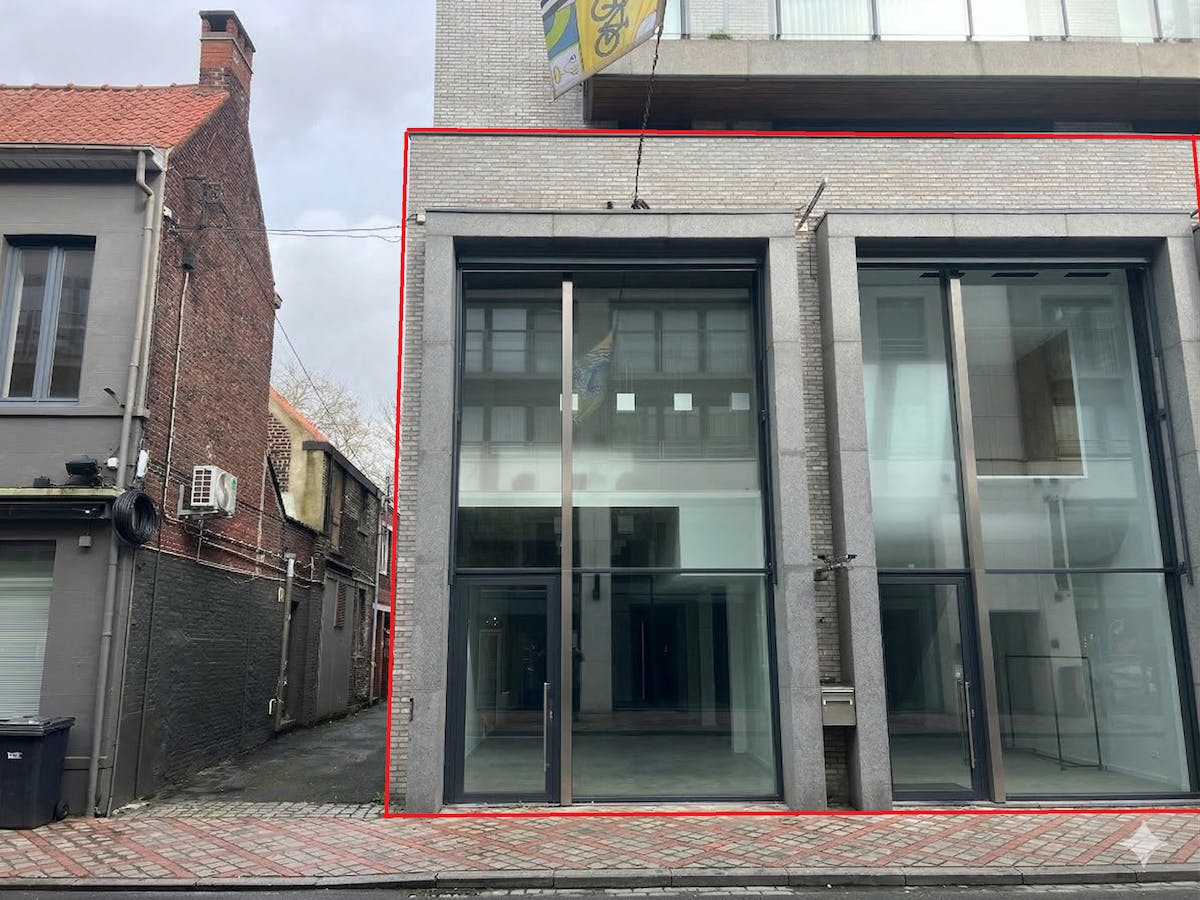 Groot handelspand van ca. 304m² op toplocatie nabij de Ooststraat in Roeselare. - foto 2