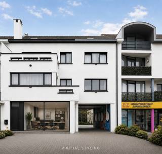 Gelegen op de Leopoldlaan bieden wij u dit te verfraaien gebouw aan: momenteel als volgt opgedeeld: commercieel gelijkvloers met ruimte...