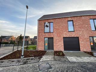 Energiezuinige nieuwbouwwoning met 3 slaapkamers, tuin, tuinberging, garage en autostaanplaats. Beschikbaar: onmiddellijk.Ligging: centraal gelegen...