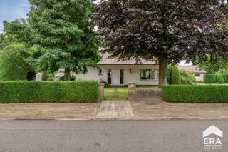 Instapklare woning met zuidelijk georiënteerde tuin. Glegen in rustige verkaveling op 5 minuten van de Nederlandse grens.Bijzonderheden: * Ruime...