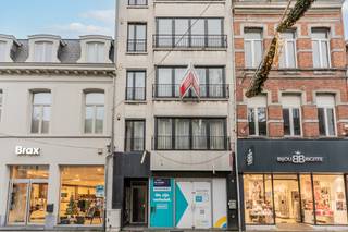 <strong>Verzorgd bemeubeld appartement op de tweede verdieping in dé winkelstraat van Turnhout</strong><br /><br />Ligging: Centraal gelegen in de grote winkelstraat van Turnhout omgeven door winkels, openbaar vervoer, horeca en met een vlotte verbinding naar de Grote Markt en hoofdwegen. <br /><br />Dit charmante appartement vinden we terug op de tweede verdieping van een kleinschalig gebouw en is bereikbaar met de lift. Het appartement is leuk ingedeeld en bestaat uit een inkomhal, een open leefruimte met aansluitend aan de voorzijde een keuken en berging. Via de nachthal kan men de badkamer met ligbad/douche en toilet bereiken, alsook 1 slaapkamer en een ruime dressing. Achteraan is een klein balkon aanwezig. <br />Dit appartement mag volledig bemeubeld verhuurd worden.<br /><br />Bijzonderheden: <br />- EPC: B-label<br />- Beschikbaarheid: 1/05/2026<br />- Gemeenschappelijke kosten: €25